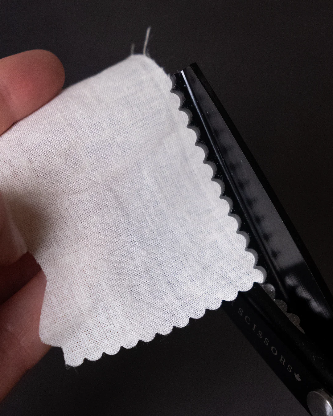 9" Midnight Edition Lightweight Scalloped Pinking Shears - Image 4